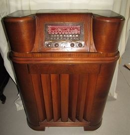 antique working radio, has Bakelite front panel.