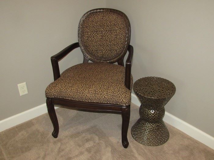 MARTINSBURG STYLE ACCENT CHAIR - VINTAGE LOOK ROUND BACK WITH ANIMAL EARTH TONE PRINT