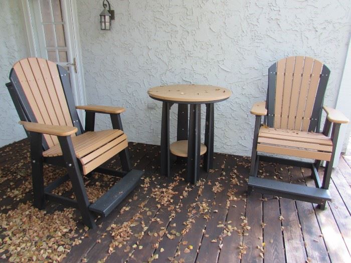 PAIR OF LUXCRAFT 2-TONE CRESTVILLE BALCONY CHAIRS WITH TABLE