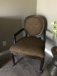 MARTINSBURG STYLE ACCENT CHAIR - VINTAGE LOOK ROUND BACK WITH ANIMAL EARTH TONE PRINT