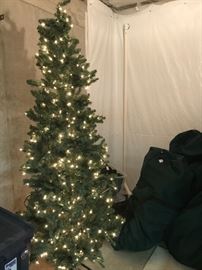 5 CHRISTMAS TREES WITH STORAGE BAGS (5/6 FT)