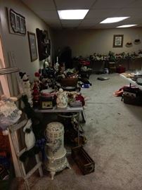 PACKED WITH COUNTRY STYLE DECOR, AND HOLIDAY DECORATIONS, CHRISTMAS & MORE
