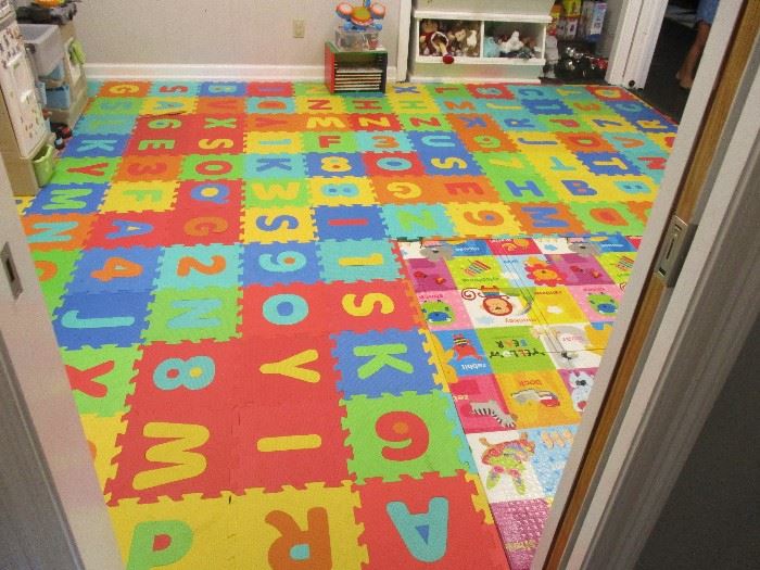 Interlocking children's flooring pieces
