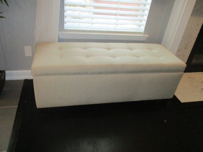 Tufted bench seat with storage under lid