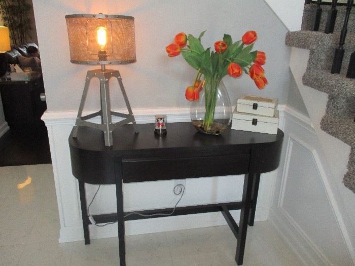 Nice entry way table with lamp and assorted decorations