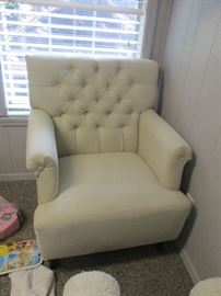 Nice cream tufted chair