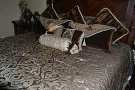 KING INTERNATIONAL BEDDING COMPANY ADJUSTABLE BED. QUALITY KING LINENS