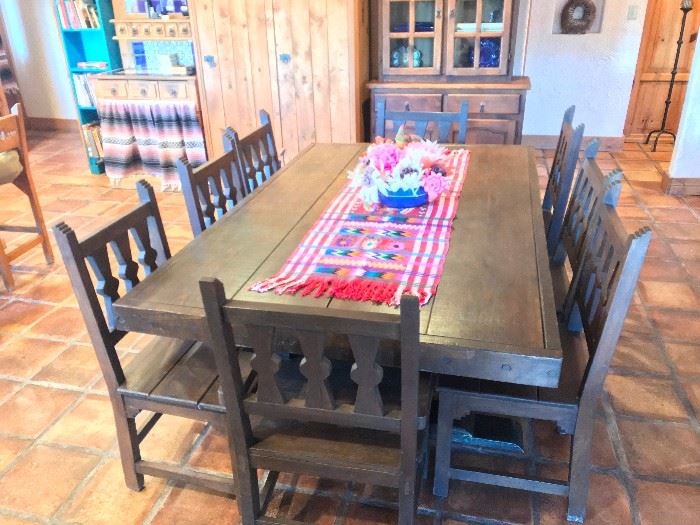 Large Dining table that looks great and is super sturdy!