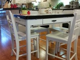 Vintage Sellers 'Porceliron' draw leaf kitchen table with four chairs. All in excellent condition