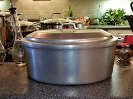 Vintage heavy cast aluminum covered roaster