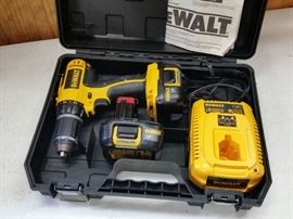 DeWalt 18V drill set (includes 2 batteries)