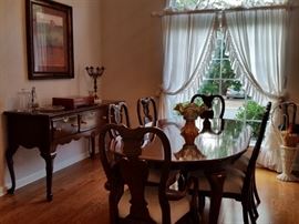 Mahogany Queen Anne style dining table with six chairs