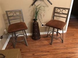 2 bar stools