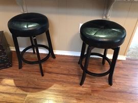 2 bar stools