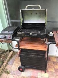 Portable grill on stand 