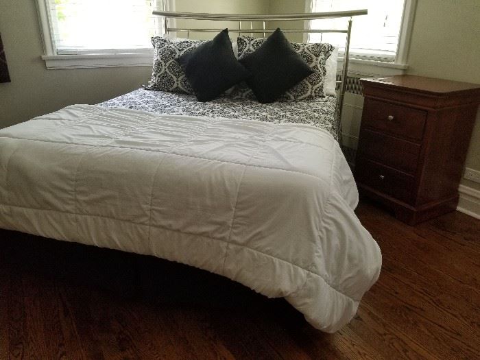 Metal Headboard and bed frame, queen size (mattress and box spring incl)	68w x 82l x 48h
