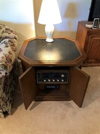 Vintage Magnavox Turntable/Receiver/8-Track Endtable with Speakers