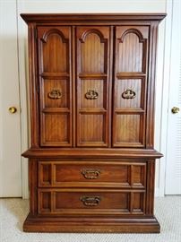 Broyhill Chest on Chest:     http://www.ctonlineauctions.com/detail.asp?id=736262