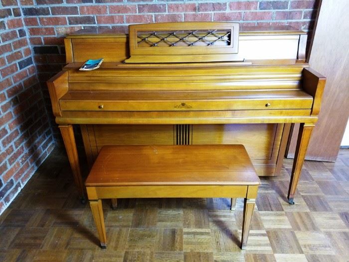 Wurlitzer Piano with Bench      http://www.ctonlineauctions.com/detail.asp?id=736283