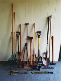 20 Tools For Lawn, Garden & More:    http://www.ctonlineauctions.com/detail.asp?id=736989
