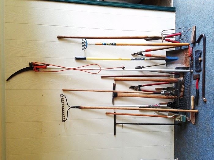 23 Lawn & Garden Tools:       http://www.ctonlineauctions.com/detail.asp?id=736993