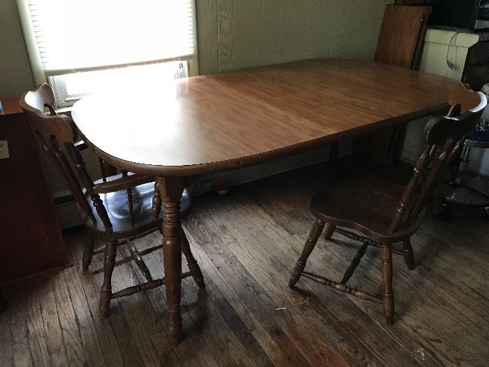 Formica kitchen table with 3 leafs and 6 chairs