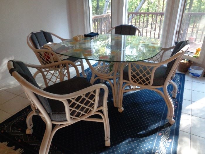dining table w/4 chairs on rollers, area rug