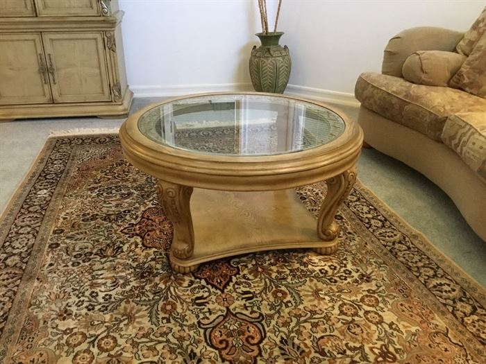 Elegant round coffee table in excellent condition