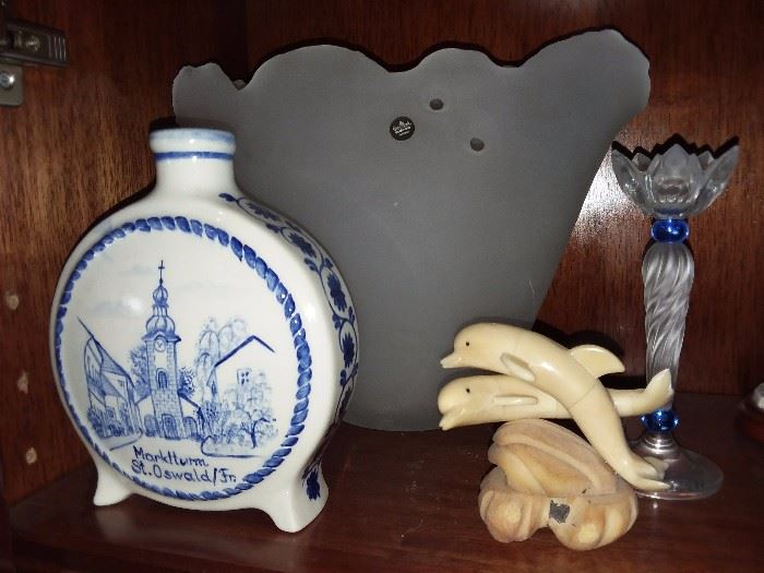 Handbemalt Von Helmi Herzog Pottery (1991), Rosenthal Fog Glass Vase, & Carved Dolphin Figurine (Ecuador)