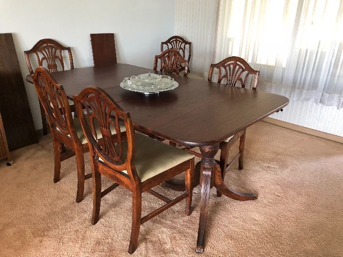 Dining room table, 2 leaves, 6 chairs