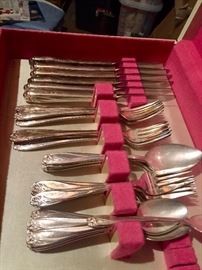 Daffodil pattern set of flatware