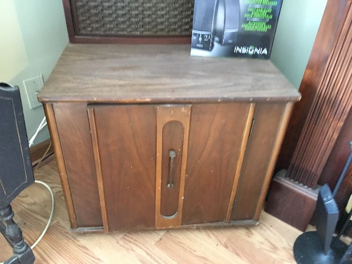 Vintage end table/cabinet