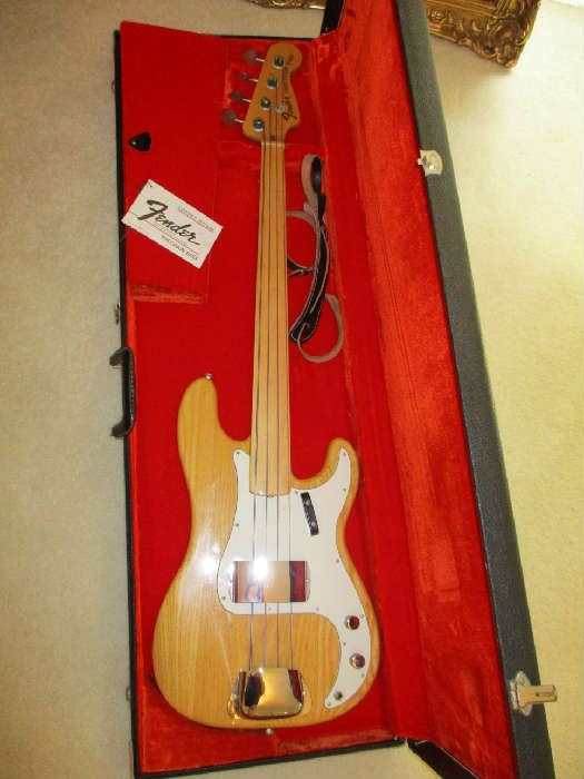 FENDER PRECISION BASS WITH CASE
