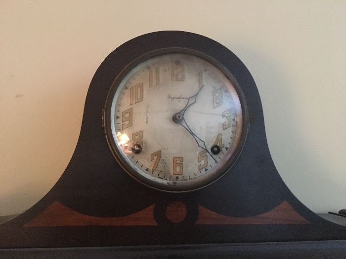 Vintage Ingraham mantel clock with key
