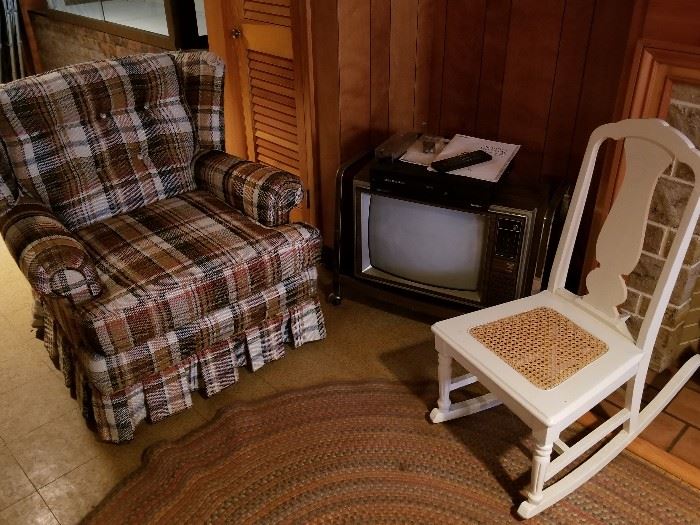 . Vintage TV Room Set              http://www.ctonlineauctions.com/detail.asp?id=737575