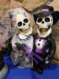 Chatting bride and groom Halloween decor