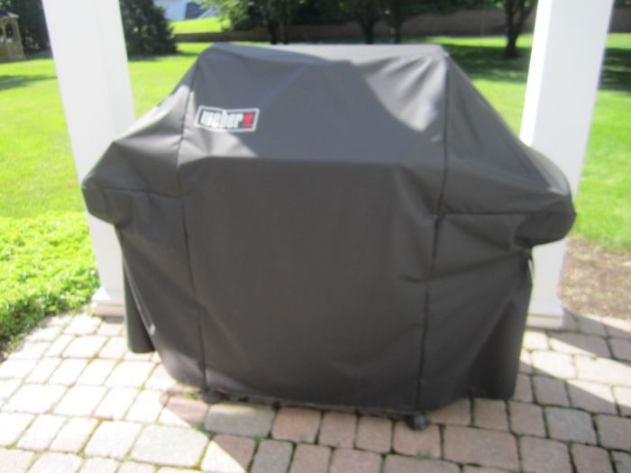 VERY NICE WEBER GRILL WITH COVER