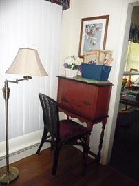 Oriental design desk and chair