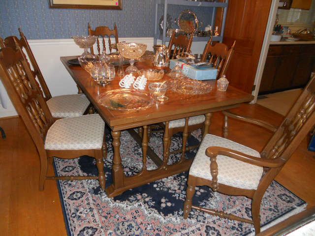 American Drew dining table with 6 chairs and 2 leafs
