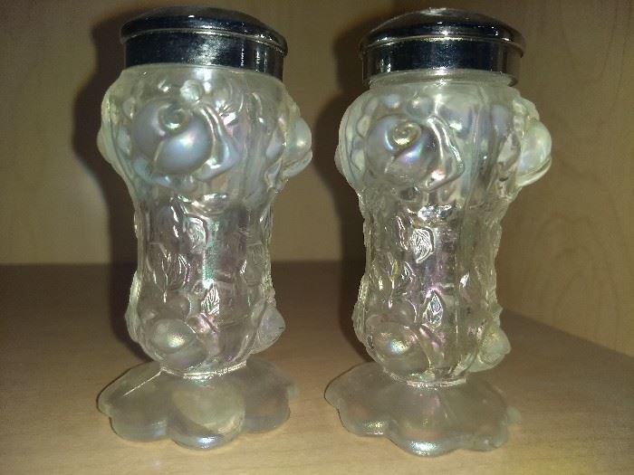 Stunning collectible glass salt and pepper shaker