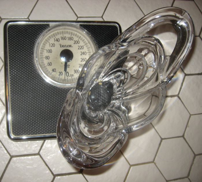 France vase weighs 8 or more pounds