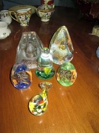 Glass paperweight collection including St Clair bell