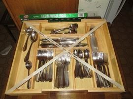 Kitchen  Reed & Barton OVAL THREAD Glossy Stainless Flatware set 12