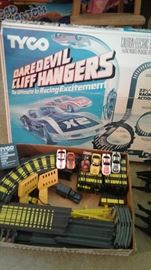 TYCO Daredevil Cliff hangers auto racing set