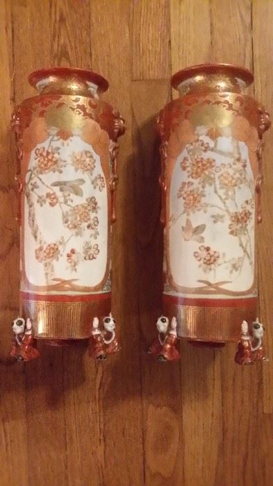 BACK SIDE VIEW of PAIR OF ANTIQUE JAPANESE KUTANI KILN VASES from the MEIJI PERIOD (1868-1912)