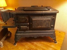 Jewel Range, Jr. miniature cast iron stove