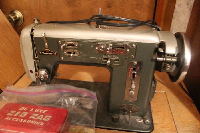 De Luxe Zig Zag vintage sewing machine in cabinet