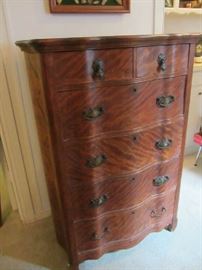 Beautiful Antique Chest of Drawers with Serpentine Front