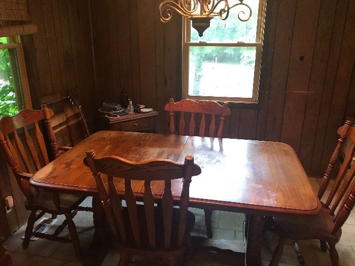 Oak dining set with 2 leafs, 6 chairs and Hutch