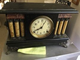 Mantle clock. Runs